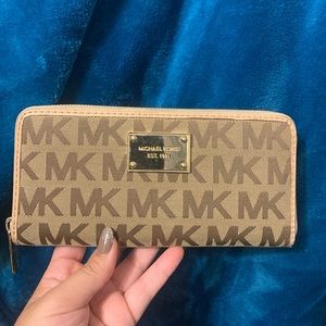 Michael Kors Zip Wallet